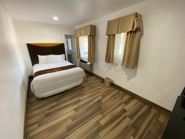 Town and Country Inn image 11