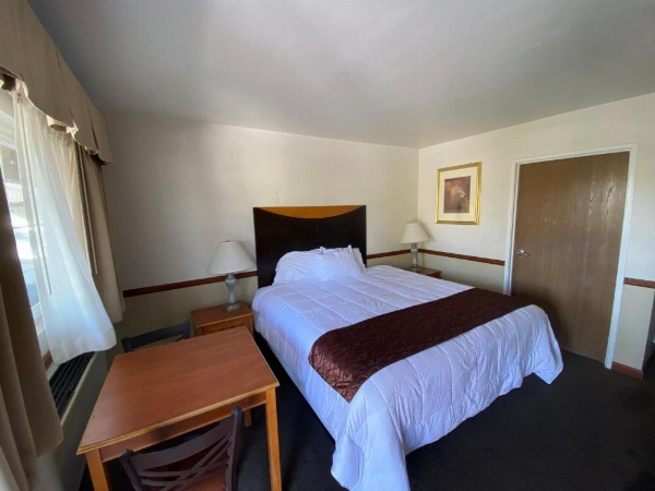 Town and Country Inn image 12