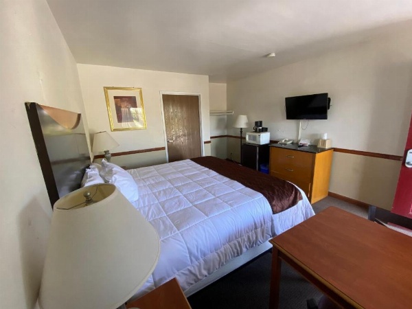 Town and Country Inn image 13