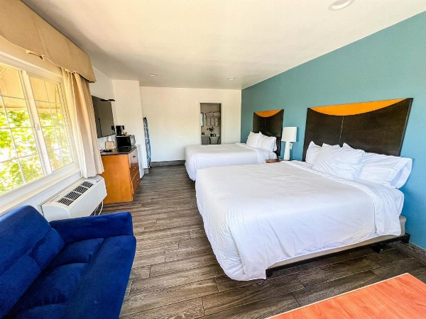 Town and Country Inn image 3