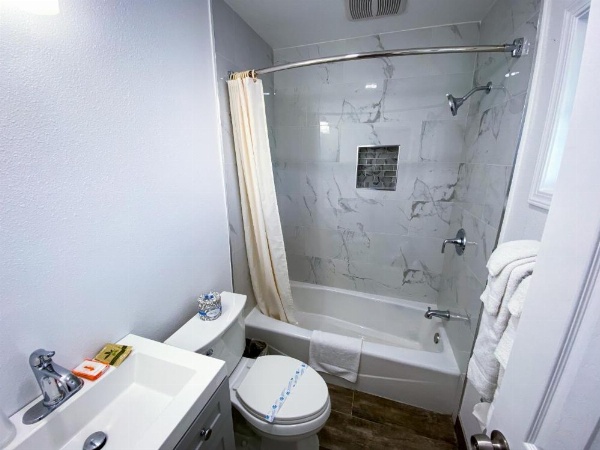 Town and Country Inn image 8